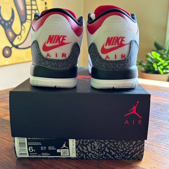 Air Jordan 3 Retro Denim SE 'Fire Red' CZ6634-100. Size 6 youth - 7 women’s - Picture 5 of 9